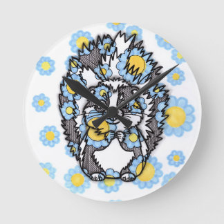 Süßer Skunk mit blauen Blumen große Wanduhr