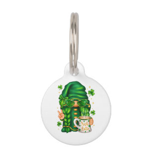 Süßer St. Patricks Day Gnom, der Kaffee trinkt Haustiermarke