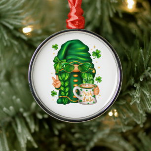 Süßer St. Patrick's Day Gnom, der Kaffee trinkt Ornament Aus Metall