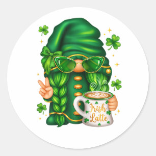 Süßer St. Patrick's Day Gnom, der Kaffee trinkt Runder Aufkleber