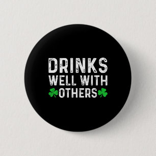 Süßer St. Patricks Day trinkt Vintage-Getränke gut Button