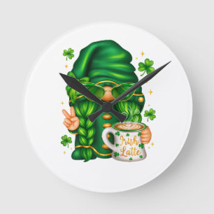 Süßer St. Patricks-Tag-Gnom, der Kaffee trinkt Runde Wanduhr