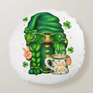 Süßer St. Patricks-Tag-Gnom, der Kaffee trinkt Rundes Kissen