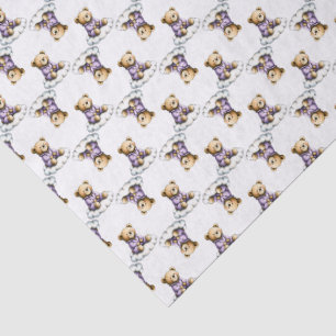 Süßer Teddybär auf einer flauschigen Wolke in lila Seidenpapier