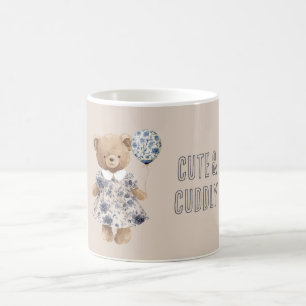 Süßer Teddybär in blauen Blumenkleid Kaffeetasse
