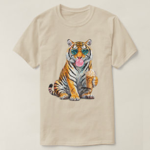 Süßer Tiger mit Eiskaffee und Herz-Sonnenbrille T-Shirt
