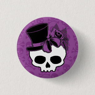 Süßer Totenkopf mit Zylinder und violetter Rosen-S Button