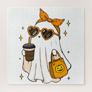 Süßer unheimlicher Saison-Geist mit Eiskaffee und Puzzle