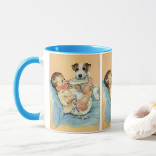 Süßer Vintage-Babyjunge mit Flasche und Hundewelpe Tasse