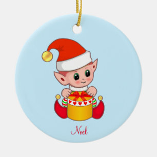 Süßer Weihnachtself auf Hellblau Keramik Ornament