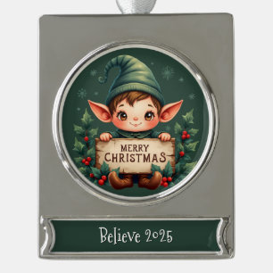 Süßer Weihnachtself hält fröhliches Schild in Grün Banner-Ornament Silber