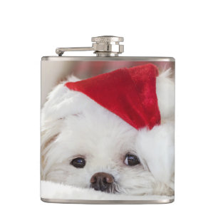 Süßer weißer Hund in einem roten Weihnachtsmannhut Flachmann