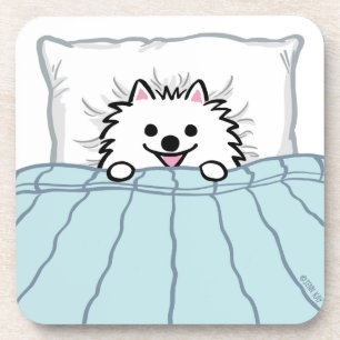 Süßer weißer Pomeranian-Hund im Bett Getränkeuntersetzer