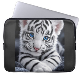 Süßer Weißer Tigerjunges Blaue Augen Wildlife Post Laptopschutzhülle