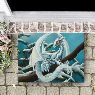 Süßer weißer Winterdrache Schneebedeckte Kiefer Fa Fußmatte