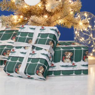 Süßer Welpe am Fenster am Weihnachtstag Geschenkpapier