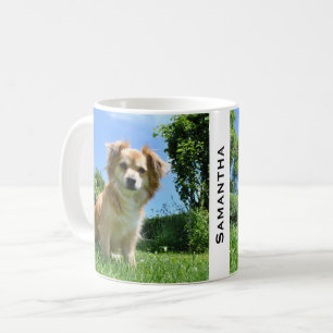Süßer Welpe im Garten personalisiert Kaffeetasse