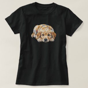 Süßer Welpe mit traurigen Augen, der seinen Besitz T-Shirt