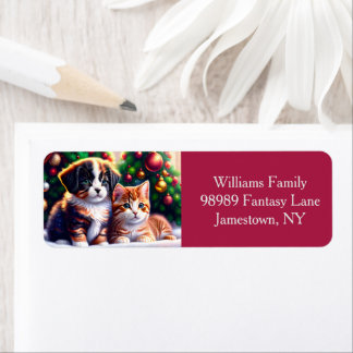 Süßer Welpe und Katze unter dem Weihnachtsbaum ind