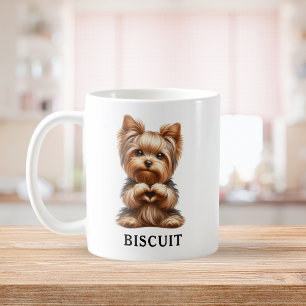 Süßer Yorkie-Hund bildet ein Herz mit Pfoten Kaffeetasse