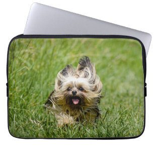 Süßer Yorkshire Terrier läuft durch Gras Laptopschutzhülle