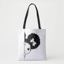 Süßes Afro-Mädchen, das in einer minimalistischen