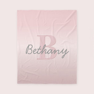Süßes anpassbares rosa Monogramm und Ihr Name in S Fleecedecke