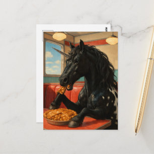Süßes Appaloosa-Einhorn beim Essen von Apfelkuchen Postkarte