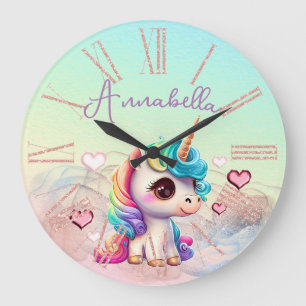 Süßes Baby-Einhorn und Herzen auf Regenbogen Große Wanduhr