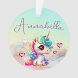Süßes Baby-Einhorn und Herzen auf Regenbogen Ornament