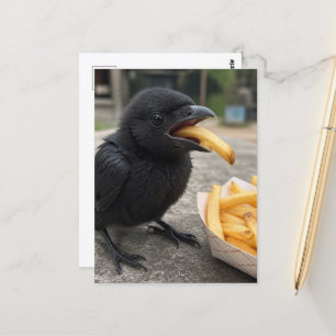 Süßes Baby Krähe isst Pommes frites Postkarte