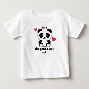 Süßes Baby-Panda im grauen Winterschnee Baby T-shirt