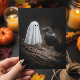 Süßes Babygespenst und Halloween-Rabe Postkarte