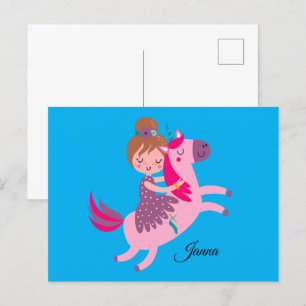 Süßes blondhaariges Mädchen, das auf einem Einhorn Postkarte