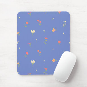 Süßes Blumenmuster auf blauem Hintergrund – Pastel Mousepad
