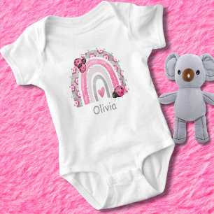 Süßes Boho-Rosa-Regenbogen-Monogramm mit Marienkäf Baby Strampler