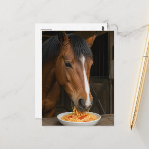 süßes braunes Pferd, das Spaghetti isst Postkarte
