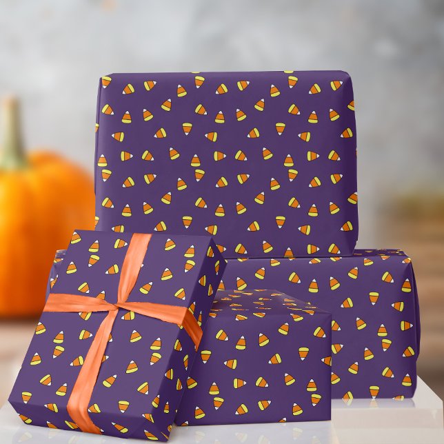 Süßes Candy Corn Muster Lila Geschenkpapier (Cute candy pattern on purple wrapping paper roll just for you)