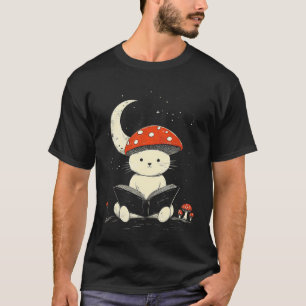 Süßes Cottagecore-Pilzkatze liest ein Buch auf T-Shirt