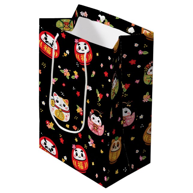 Süßes Daruma-Muster Mittlere Geschenktüte (Vorderseite Schrägansicht)