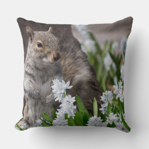 Süßes Eichhörnchen in Frühlingsblumen Naturfotogra Kissen