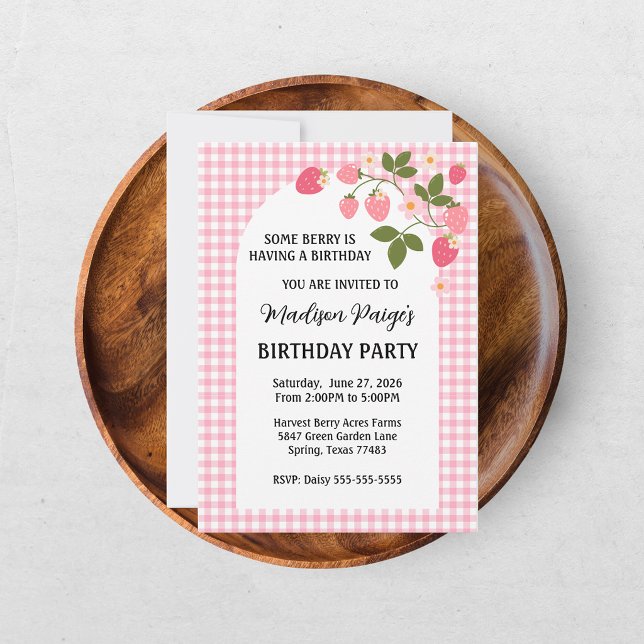 Süßes Erdbeer-Rosa-Gingham-Mädchen-Geburtstag Einladung (Von Creator hochgeladen)