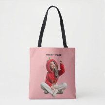 Süßes Erdbeermädchen mit Hoodie und süßen Vibes