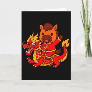 Süßes Feuerpferd, das einen chinesischen Drachen z Karte