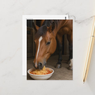 süßes Fuchsstutfohlen, das Spaghetti isst Postkarte