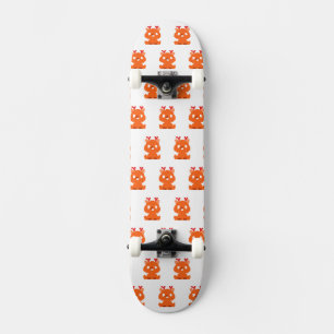 Süßes gepixeltes Reh-Baby spielt Karten-Uhr Skateboard