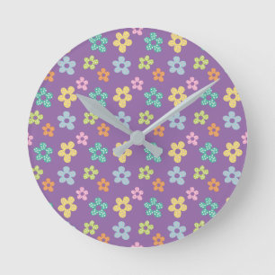 Süßes gepunktetes Blumenmuster Lila Runde Wanduhr