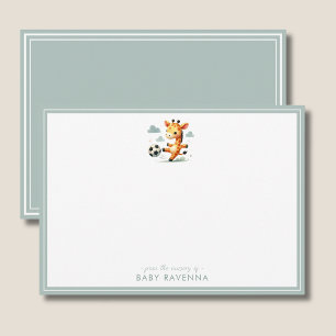 Süßes Giraffenmädchen spielt Fußball Baby Shower Mitteilungskarte