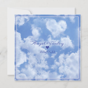 Süßes herzförmiges Wolkengebilde am blauen Himmel,
