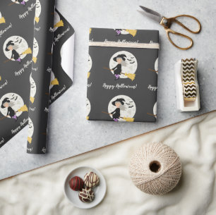 Süßes Hexenmädchen fliegt & Happy Halloween Text Geschenkpapier